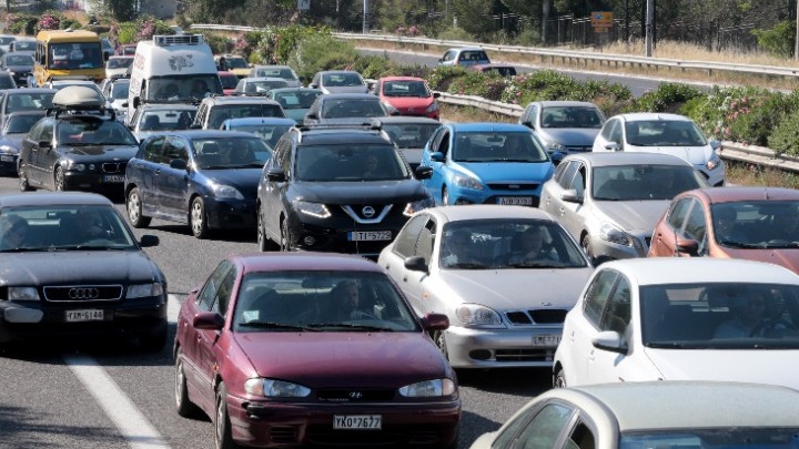 Ιδιαίτερα αυξημένη η κίνηση σε βασικούς οδικούς άξονες της Αττικής