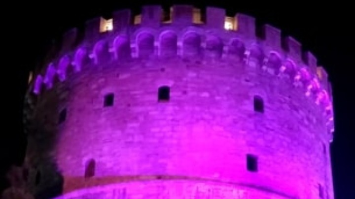 Μωβ φωταγωγήθηκε ο Λευκός Πύργος για τα πρόωρα παιδιά