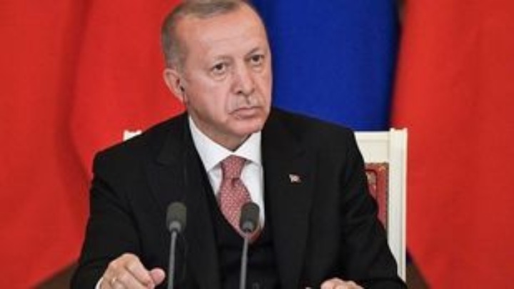 Ο Ερντογάν κάλεσε τους Τούρκους να μετατρέψουν τα ξένα νομίσματά τους σε λίρες