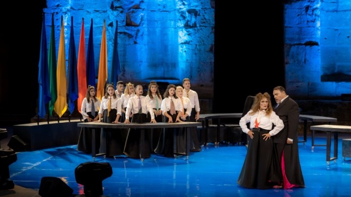 Οι Εκκλησιάζουσες επιστρέφουν στο Θέατρο Τέχνης με μια μεγάλη εορταστική προσφορά