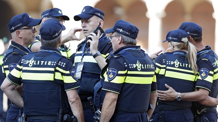Ολλανδία: 16 μετανάστες, μεταξύ αυτών ανήλικοι, βρέθηκαν ζωντανοί μέσα σε ένα φορτηγό