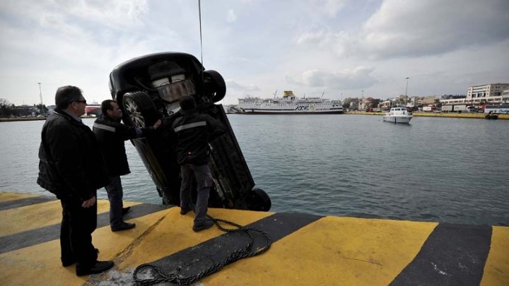 Πτώση ΙΧ στο λιμάνι του Πειραιά. Σώος ο άνδρας που επέβαινε στο αυτοκίνητο