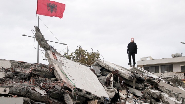 Σαράντα πέντε νεκροί και τουλάχιστον 900 τραυματίες από τον φονικό σεισμό στην Αλβανία