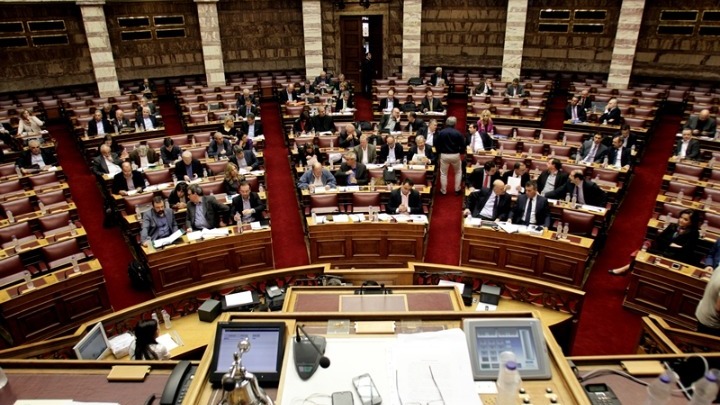 Στο επίκεντρο αντιπαράθεσης κυβέρνησης και ΣΥΡΙΖΑ το πανεπιστημιακό άσυλο κατά τη συζήτηση της κύρωσης ΠΝΠ