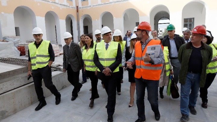 Στο τέλος του 2020 θα ξαναλειτουργήσει το ιστορικό κτίριο του Χατζηκυριάκειου Ιδρύματος – Αυτοψία Πατούλη στα έργα
