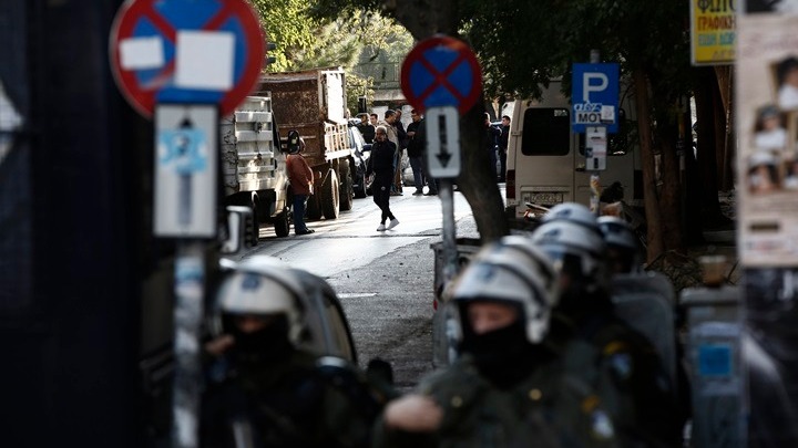 Σύλληψη 23χρονου για τις επιθέσεις κατά αστυνομικών στην περιοχή των Εξαρχείων