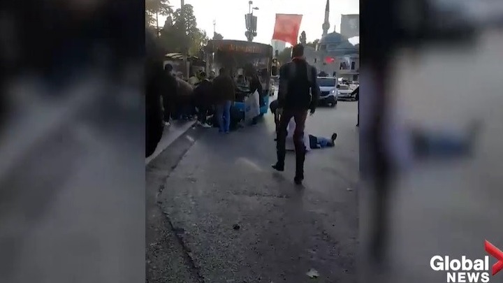 Τουρκία: Οδηγός λεωφορείου παρέσυρε πεζούς που περίμεναν σε στάση και τράβηξε μαχαίρι όταν τον εμπόδισαν να διαφύγει