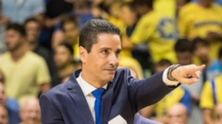 «Τρένο» η Μακάμπι, το… βιολί της η Αρμάνι