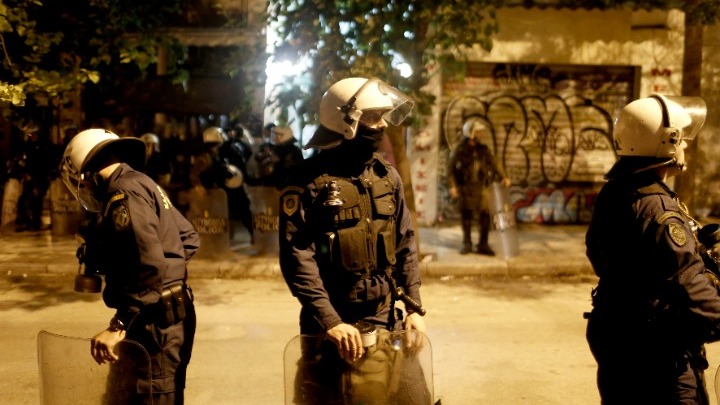 Τριάντα τρεις συλλήψεις, 53 προσαγωγές, στα επεισόδια στα Εξάρχεια