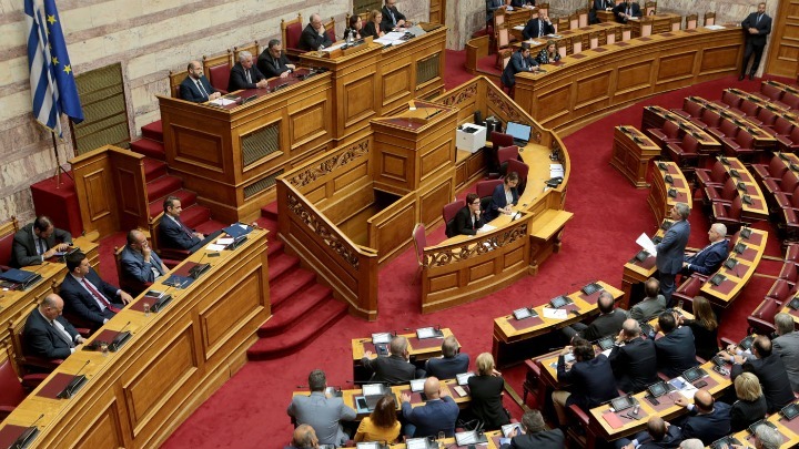 Υψηλοί τόνοι κατά τη συζήτηση του ν/σ με κυρώσεις ΠΝΠ για προστασία α’ κατοικίας και ΚΕΘΕΑ
