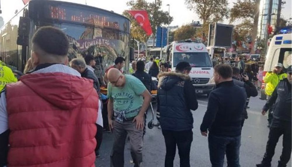 Κωνσταντινούπολη: Λεωφορείο έπεσε σε στάση με κόσμο (vd)