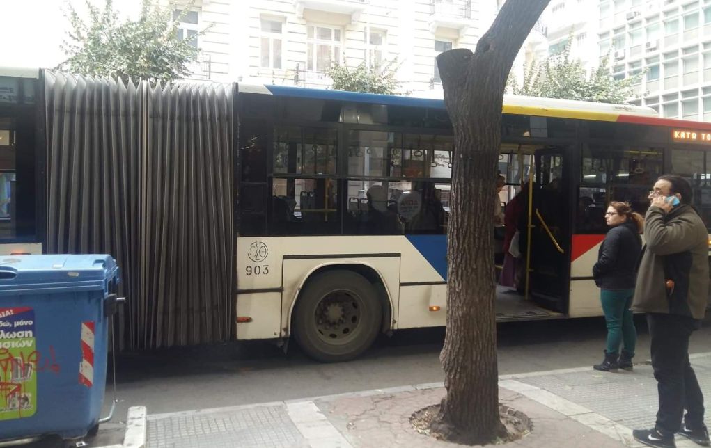 Θεσσαλονίκη: Οδηγός λεωφορείου πιάστηκε στα χέρια με οδηγό αυτοκινήτου μετά από τροχαίο – Βίντεο ντοκουμέντο