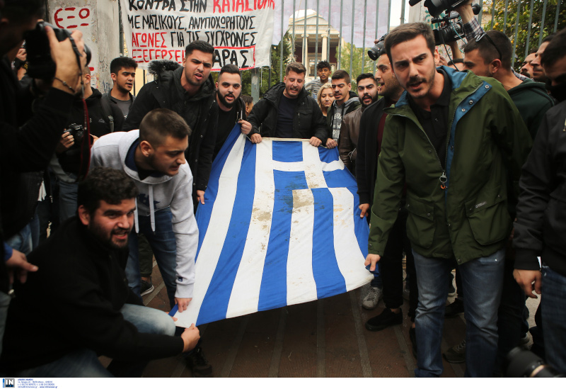 Πολυτεχνείο: Με αιματοβαμμένη σημαία η πορεία