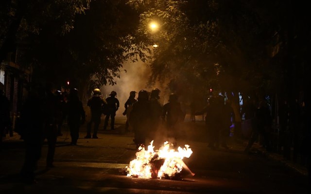 Επεισόδια στην Πατησίων – Ομάδα ατόμων επιτέθηκε σε αστυνομικούς έξω από το Πολυτεχνείο