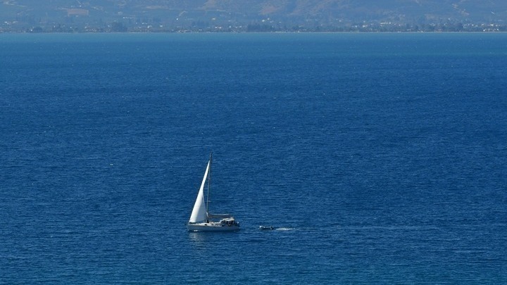 Ακυβέρνητο ιστιοφόρο σκάφος με 4 Έλληνες επιβαίνοντες στον Σαρωνικό