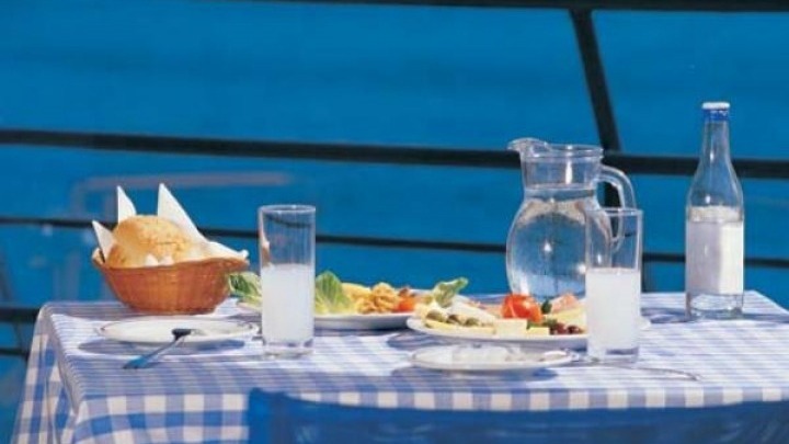 Άμεσα σε εφαρμογή η νέα συλλογική σύμβαση εργασίας στα τουριστικά και επισιτιστικά καταστήματα