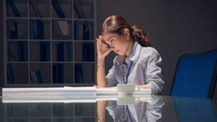 Ανεξήγητη εξάντληση δηλώνουν ότι αισθάνονται σήμερα οι πέντε στους δέκα Έλληνες εργαζόμενους