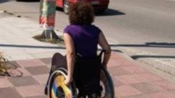 Βελτιώνεται η προσβασιμότητα των ΑμεΑ σε στάσεις λεωφορείων και τρόλεϊ