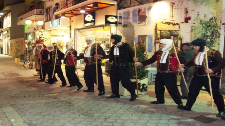 «..Χριστούγιαννα, Χριστούγιαννα, τώρα Χριστός γεννιέτι, γιεννιέτι κι ανατρέφετι στο μέλι και στο γάλα…»