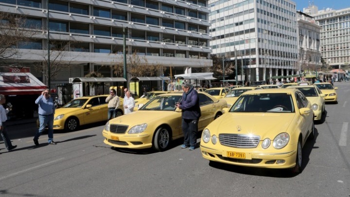 ΕΦΚΑ: Μη καταβολή εισφορών Δώρου Χριστουγέννων για τους οδηγούς ταξί