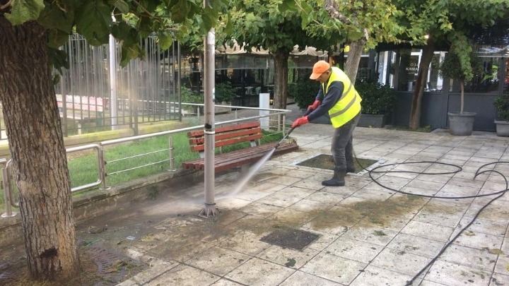 Επιχείρηση καθαρισμού στην πλατεία του Αγ.Διονυσίου Αρεοπαγίτου από συνεργεία του δήμου Αθηναίων