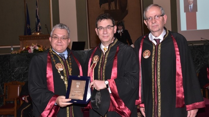 Επίτιμος Διδάκτορας του ΑΠΘ  ο Έλληνας CEO της Pfizer, Άλμπερτ Μπουρλά