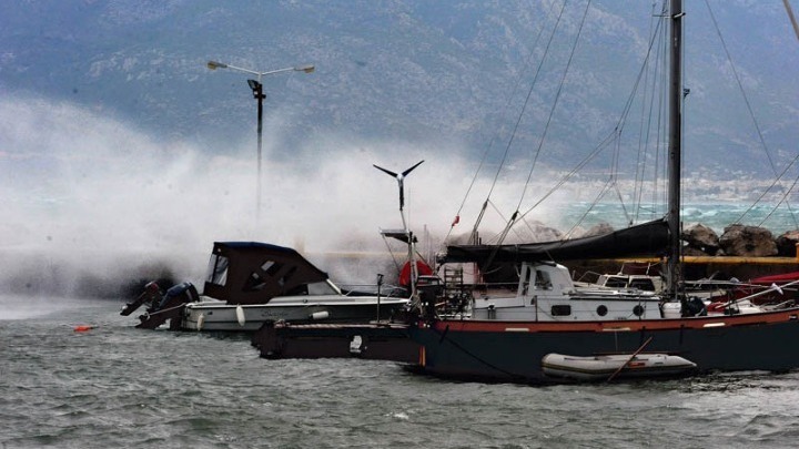 Επιτυχής απομάκρυνση 14μελούς πληρώματος πλοίου, μεταξύ Σκύρου και Λέσβου, με 9 μποφόρ