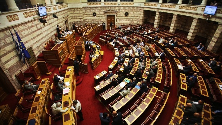 Ευρύτατη η συναίνεση στην Ολομέλεια για ψήφο των Ελλήνων εκτός επικράτειας, σύμφωνα με τις τοποθετήσεις των εισηγητών των κομμάτων