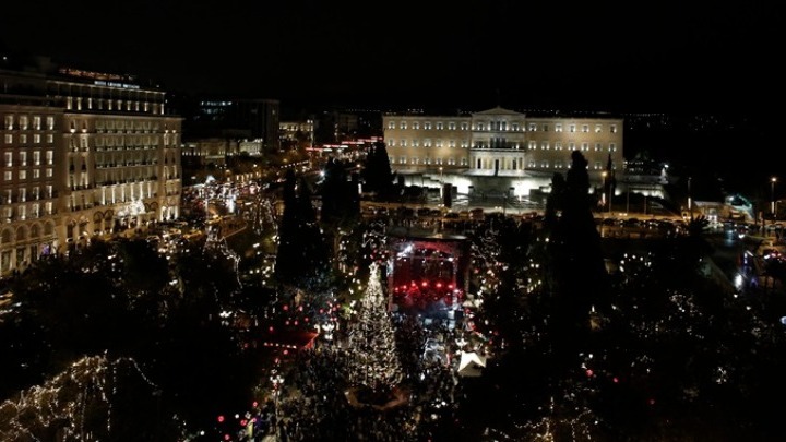 Φωταγωγήθηκε το χριστουγεννιάτικο δέντρο στην πλατεία Συντάγματος
