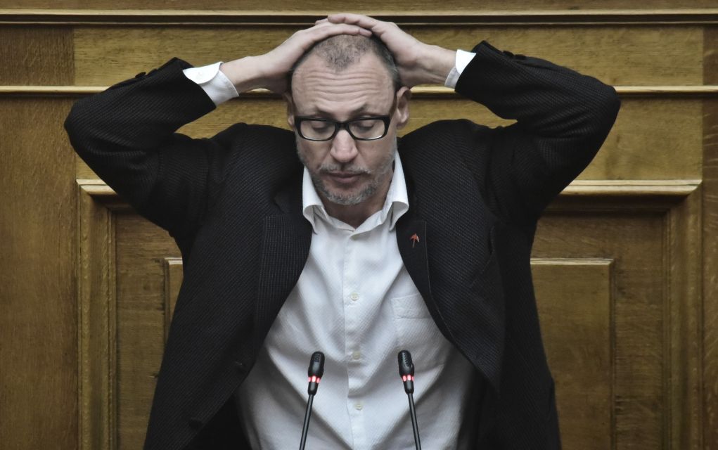 Κ. Γρηγοριάδης με σηκωμένα χέρια: «Παραδίνομαι…»
