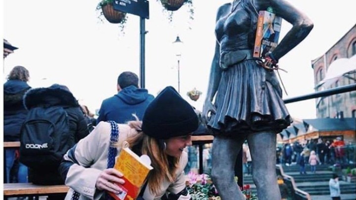 Η Έμμα Γουάτσον κρύβει αντίτυπα του “Μικρές Κυρίες” σε αγάλματα γυναικών