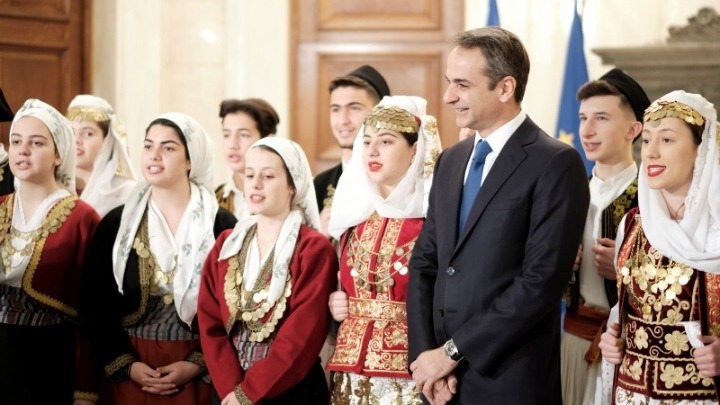 Κάλαντα στο Μαξίμου: Μέτρα από την κυβέρνηση για τη στήριξη των οικογενειών που θέλουν να αποκτήσουν πολλά παιδιά