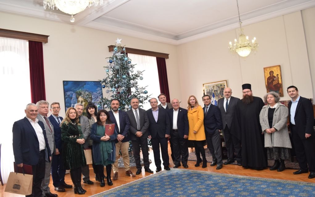 To “ευχαριστώ” του Θ. Καράογλου στους χορηγούς έκθεσης έργων τέχνης