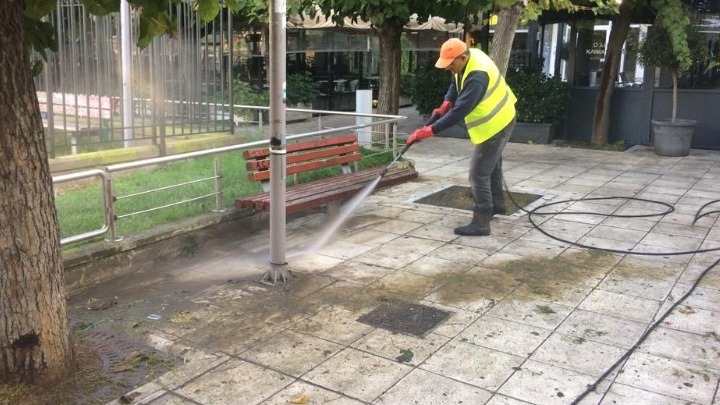 Καθαρισμός και απακατάσταση ζημιών σε πέντε πλατείες στους Αμπελόκηπους, από τον δήμο Αθηναίων