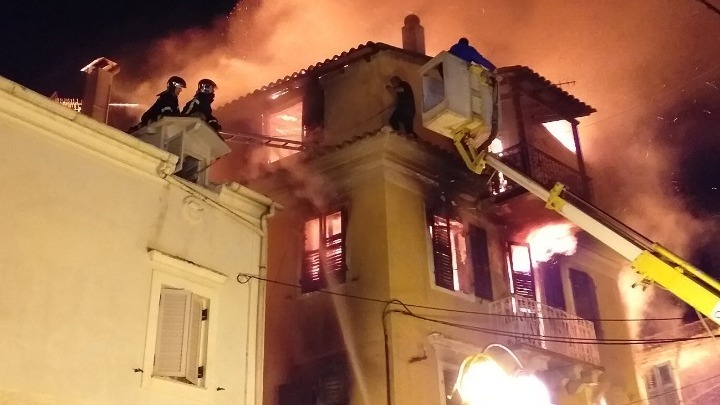 Κέρκυρα: Σε εξέλιξη η φωτιά σε μονοκατοικία – Διασώθηκε ο ένοικος του τρίτου ορόφου