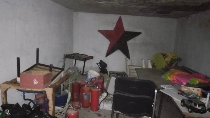Κοντάρια, πυροσβεστήρες και κράνη βρέθηκαν στην Έπαυλη Κουβέλου στο Μαρούσι