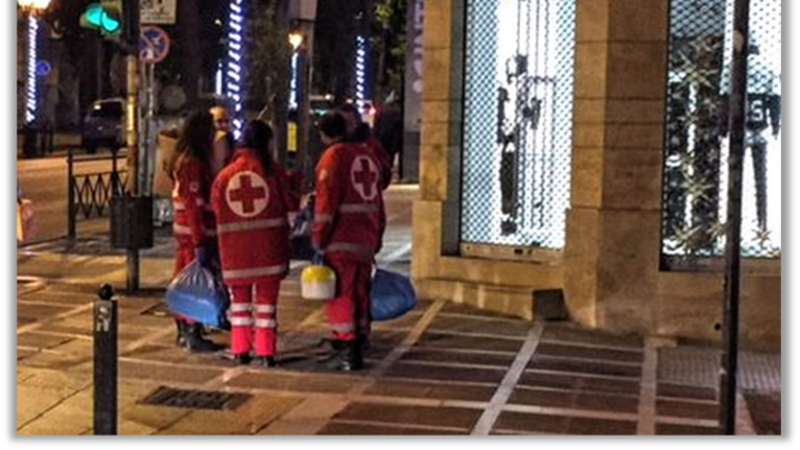 Ο Ελληνικός Ερυθρός Σταυρός υποστηρίζει τους άστεγους στο κέντρο της Αθήνας