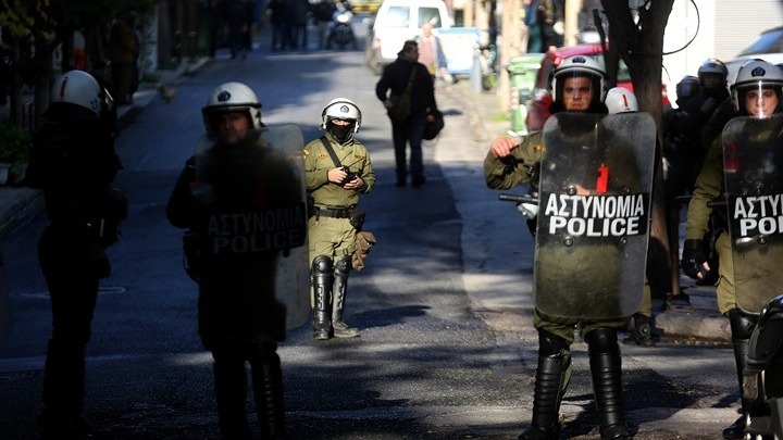 Προσαγωγές και συλλήψεις στην αστυνομική επιχείρηση στο Κουκάκι – 14 άτομα στη ΓΑΔΑ