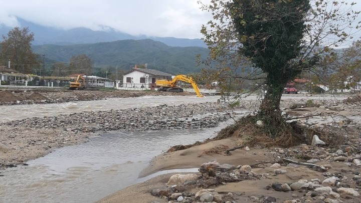 Σε εξέλιξη οι εργασίες αποκατάστασης των ζημιών από τις πρόσφατες βροχοπτώσεις στη Θεσσαλονίκη, την Πιερία και τη Χαλκιδική