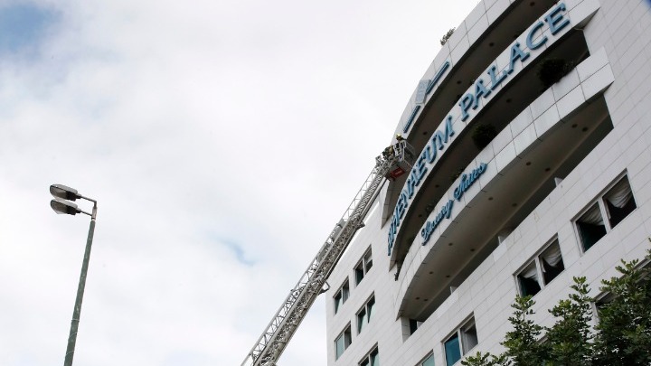 Σοβαρές ενδείξεις εμπρησμού στο ξενοδοχείο της λεωφόρου Συγγρού. Διασωληνώθηκε η μία γυναίκα