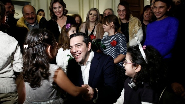 Τα κάλαντα των Χριστουγέννων στον Αλ. Τσίπρα το πρωί της Τρίτης