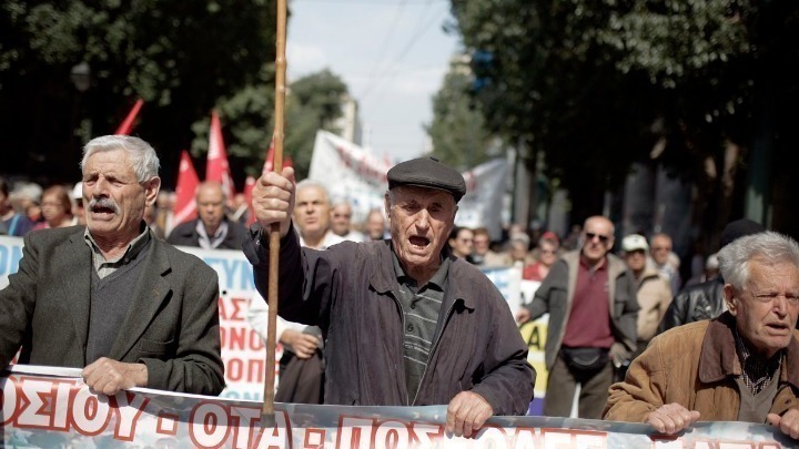 Ξεκίνησε η πορεία των συνταξιούχων από τα Προπύλαια του Πανεπιστημίου