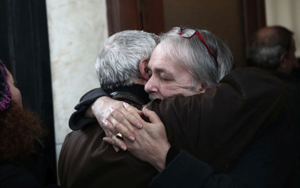 Ράγισαν καρδιές στο τελευταίο αντίο του Θάνου Μικρούτσικου (pics)