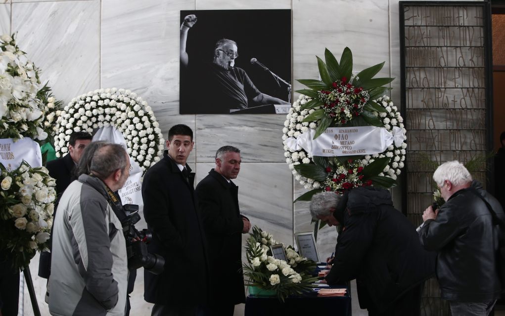 Ο τελευταίος αποχαιρετισμός στον Θ. Μικρούτσικο