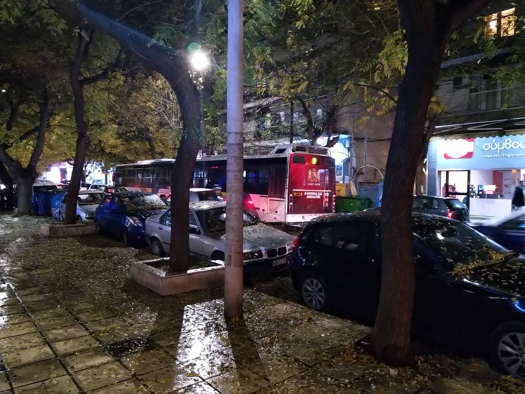 Θεσσαλονίκη: Λεωφορείο του ΟΑΣΘ «έμεινε» στη Δελφών (pic)
