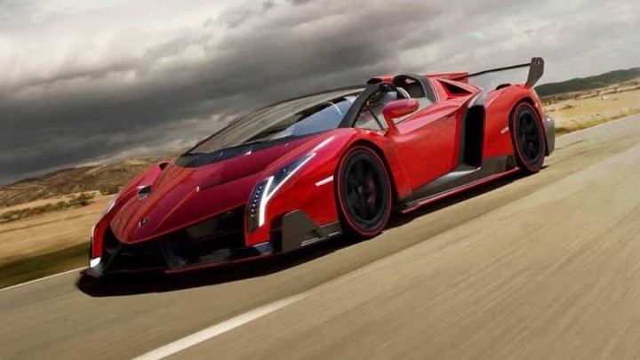 Μία από τις μόλις εννέα Lamborghini Veneno Roadsters θα πουληθεί σε δημοπρασία στο Παρίσι