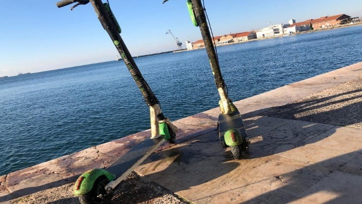 “Ψάρεψαν” 50 ηλεκτρικά πατίνια από τα νερά του Θερμαϊκού. Δύτες θα βουτήξουν για να βγάλουν τα υπόλοιπα