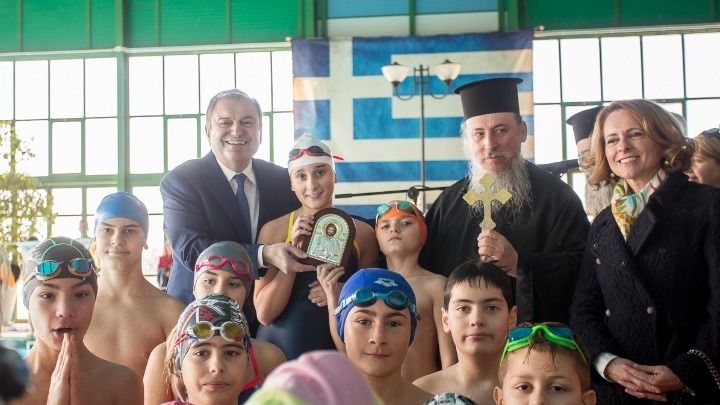 Δύο αδέλφια έπιασαν τους σταυρούς κατά τον  αγιασμό των υδάτων στο Πανόραμα
