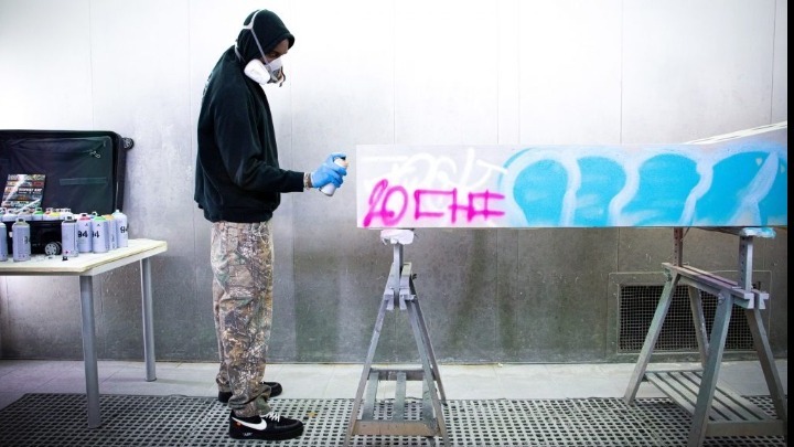 Έπιπλα, καλυμμένα με γκράφιτι, από τον Virgil Abloh