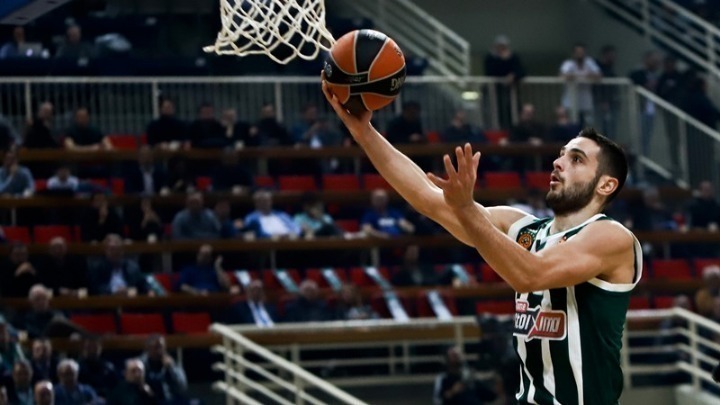 Κάκωση στον αντίχειρα ο Παπαπέτρου